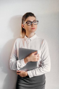 Bu güzel hanımla ofiste dizüstü