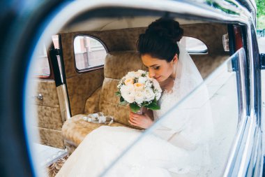 genç güzel gelin buketi eski araba ile poz