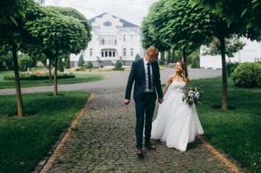 güzel bahçede el ele tutuşarak yeni evli çiftin 