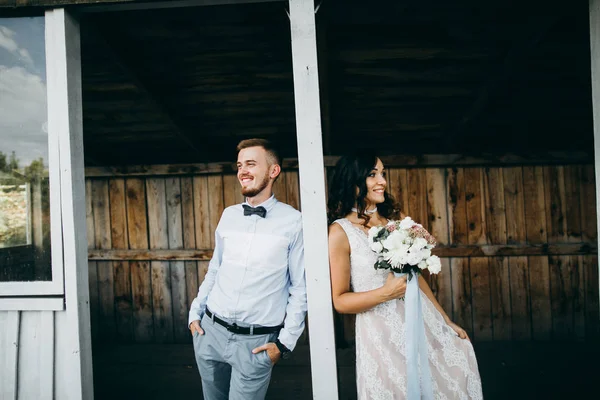 Hermosa Joven Pareja Posando Por Casa Vieja — Foto de Stock