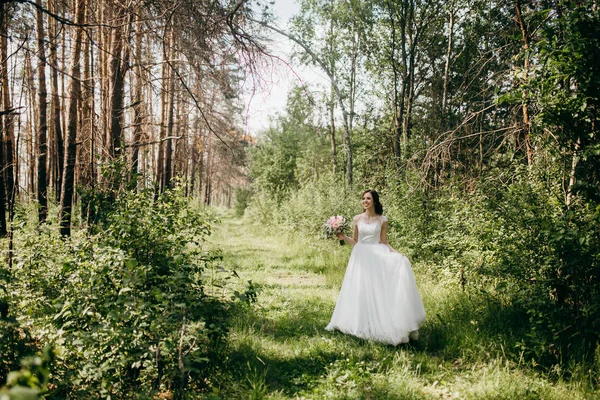 Mladá Krásná Nevěsta Pózuje Venku — Stock fotografie