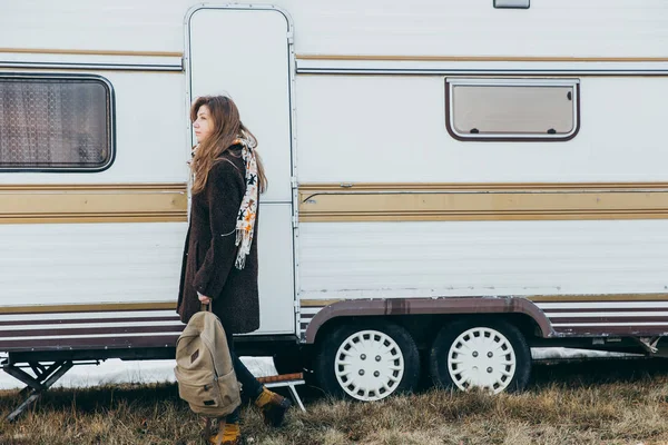 Jovem Mulher Perto Trailer Branco — Fotografia de Stock