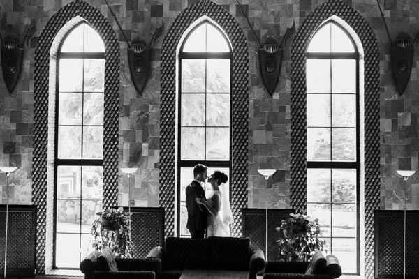 Jeune Beau Couple Embrassant Dans Vieux Château — Photo