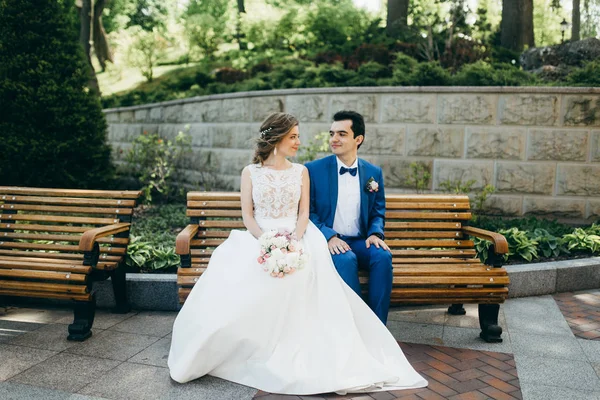 Hermosa Pareja Recién Casados Posando Banco —  Fotos de Stock