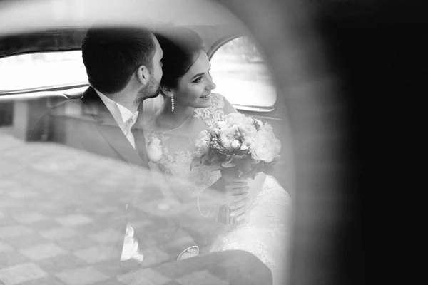 古い車の中でキス美しいカップル — ストック写真