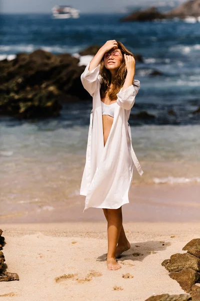Mladá Krásná Žena Pózuje Pláži — Stock fotografie