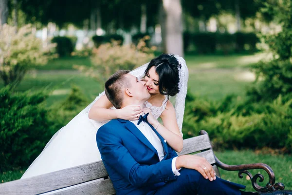 Joven Pareja Recién Casados Besándose Primavera Jardín —  Fotos de Stock