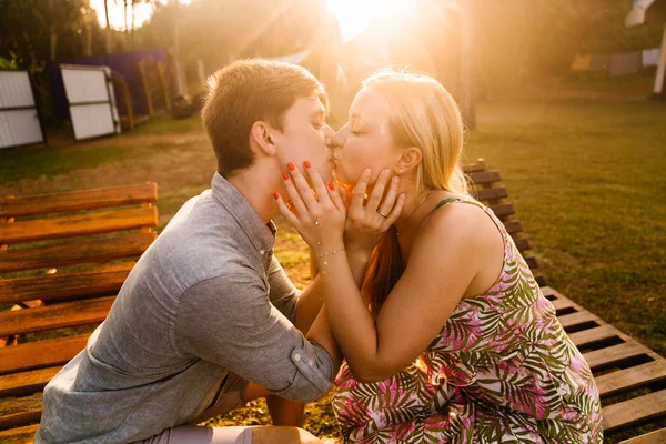 Gelukkige Jonge Paar Zoenen Vakantie Sri Lanka — Stockfoto