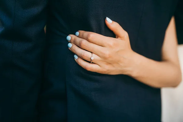 Casal Recém Casados Abraçando Close — Fotografia de Stock