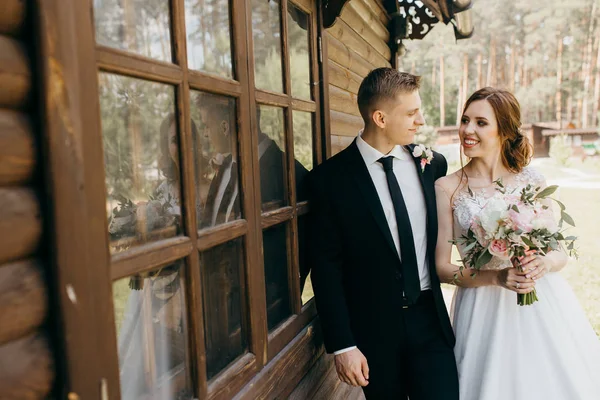 Schönes Brautpaar Posiert Beim Bauen — Stockfoto