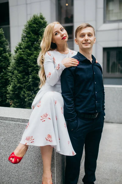 Jovem Lindo Casal Posando Cidade — Fotografia de Stock