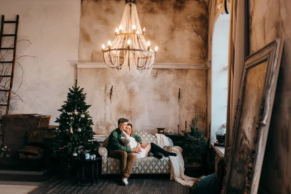 Jovem Belo Casal Natal Dentro Casa — Fotografia de Stock