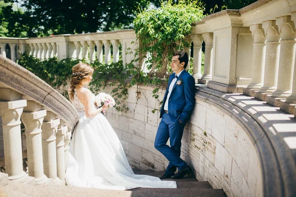 Hermosa Pareja Recién Casados Posando Las Escaleras —  Fotos de Stock