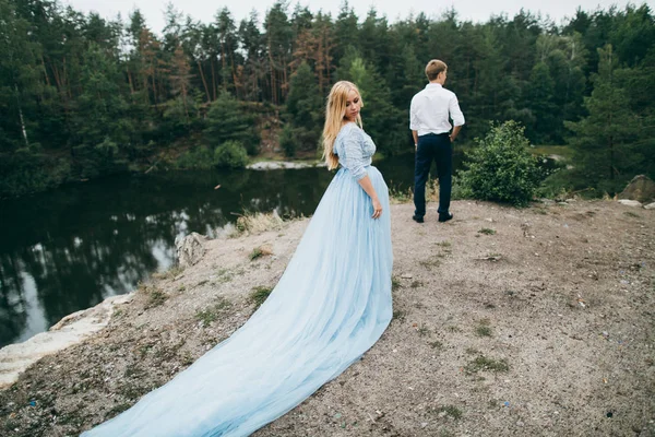 Krásný Mladý Pár Létě Park Chůzi — Stock fotografie