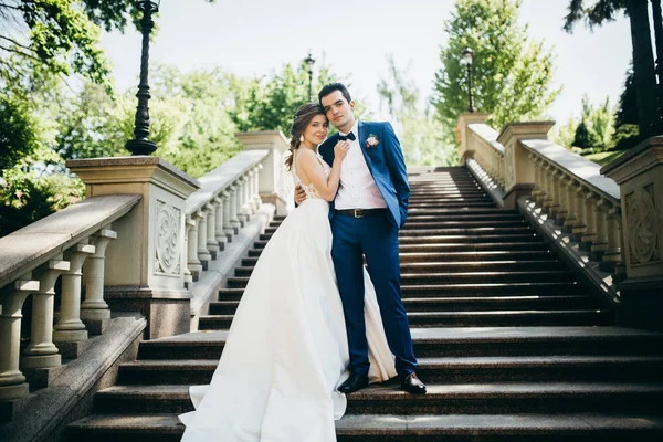 Schönes Brautpaar Posiert Auf Stufen — Stockfoto
