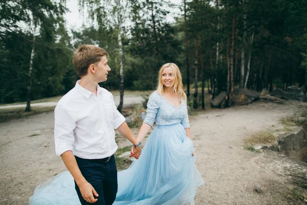 Beau Jeune Couple Dans Parc Été Pied — Photo