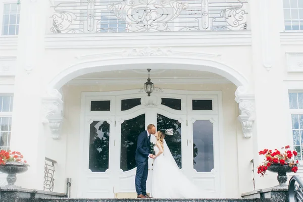 Belo Casal Recém Casados Beijando Por Construção — Fotografia de Stock