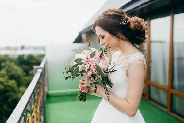 Jovem Noiva Bonita Segurando Flores — Fotografia de Stock