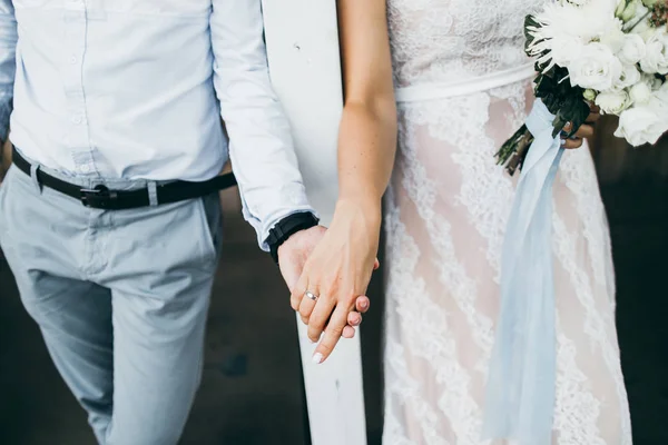 Belo Jovem Casal Mãos Dadas — Fotografia de Stock