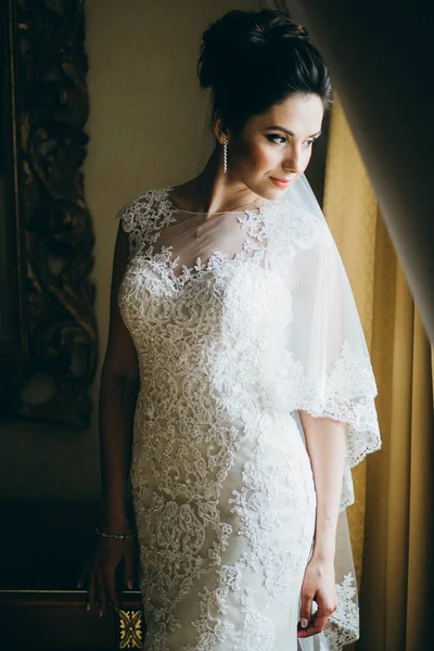 室内でポージング若い美しい花嫁 — ストック写真