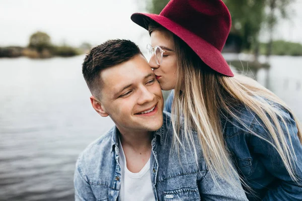 Junges Modepaar Küsst Sich Freien — Stockfoto