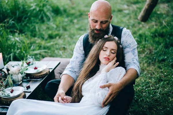庭でピクニックをしている美しいカップルは — ストック写真