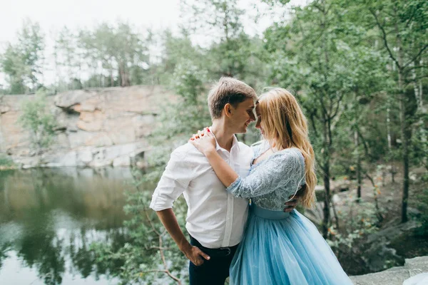 Beau Jeune Couple Dans Parc Été Embrassant — Photo