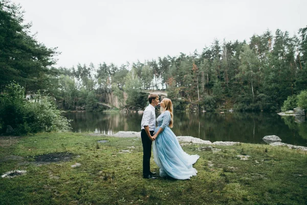 Vackra Unga Par Sommaren Park Håller Händerna — Stockfoto