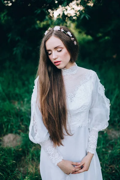 Jeune Belle Mariée Posant Extérieur — Photo