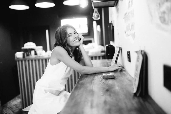 Young Beautiful Woman Posing Cafe — Stock Photo, Image