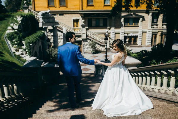 Hermosa Pareja Recién Casados Posando Las Escaleras —  Fotos de Stock