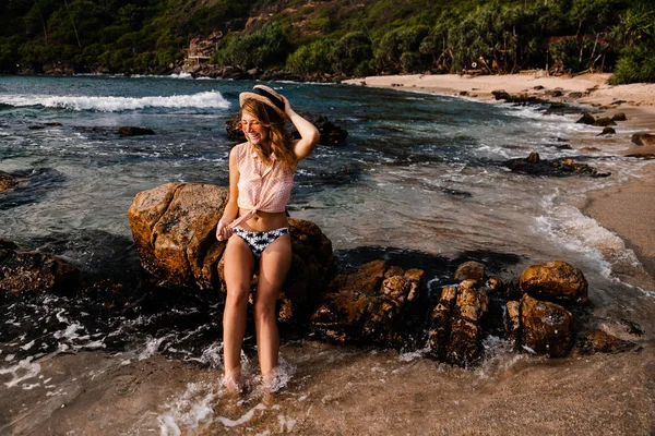 Молодая Красивая Женщина Позирует Пляже — стоковое фото