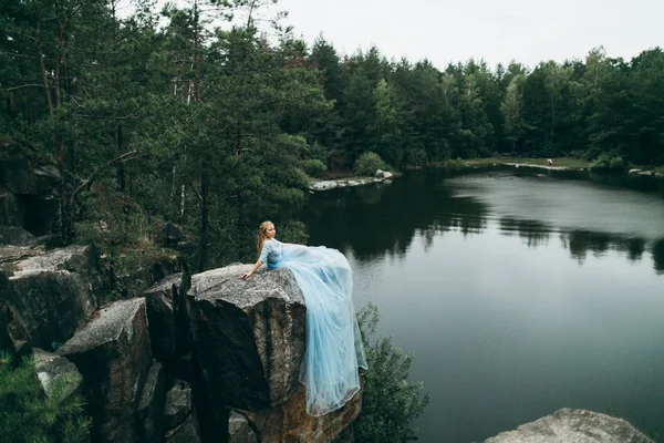 Красива Молода Жінка Сидить Камені — стокове фото