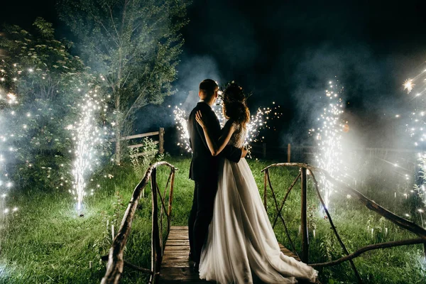 Jeune Couple Heureux Jeunes Mariés Regardant Des Feux Artifice — Photo