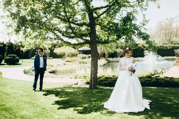 Hermosa Joven Pareja Recién Casados Posando Aire Libre — Foto de Stock