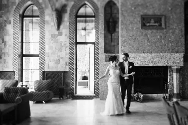 Jovem Casal Bonito Andando Castelo Velho — Fotografia de Stock