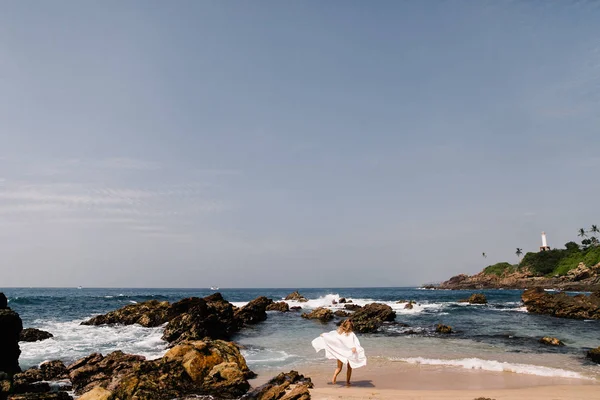 Giovane Bella Donna Posa Sulla Spiaggia — Foto stock gratuita