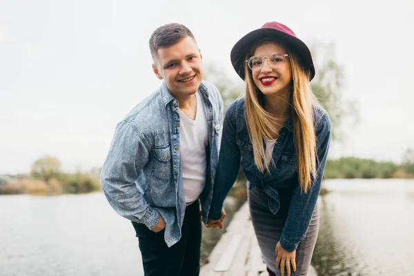 Modepaar Posiert Auf Der Brücke — Stockfoto