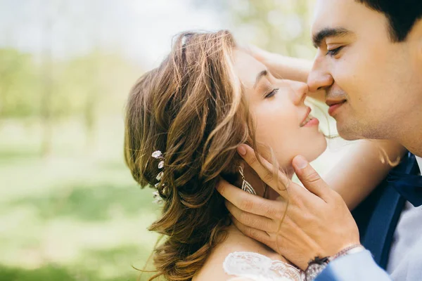 Vackert Par Nygifta Kysser Utomhus — Stockfoto