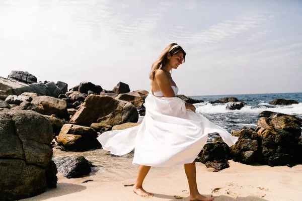 Jeune Belle Femme Posant Sur Plage — Photo