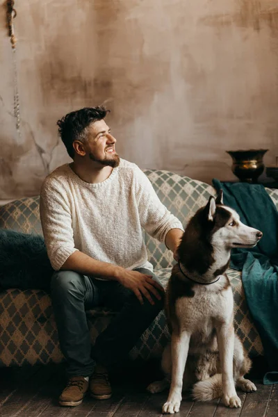 Bonito Homem Posando Com Cão Dentro Casa — Fotografia de Stock