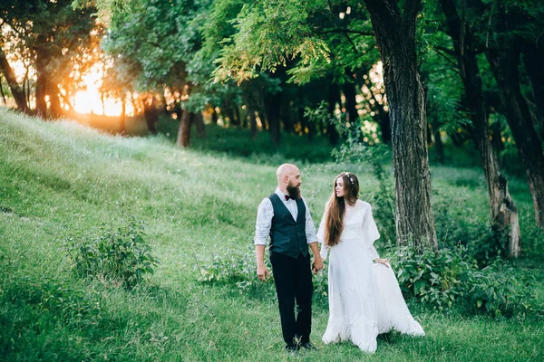 庭を歩いて美しいカップル — ストック写真