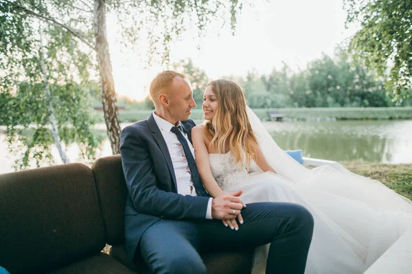 Schönes Brautpaar Posiert Park — Stockfoto