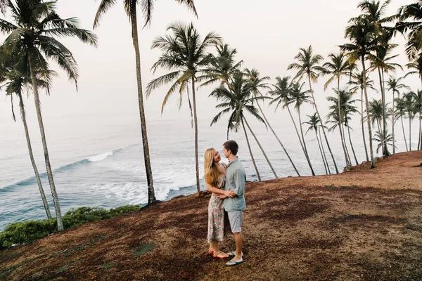 Joyeux Jeune Couple Embrassant Les Vacances Sri Lanka — Photo