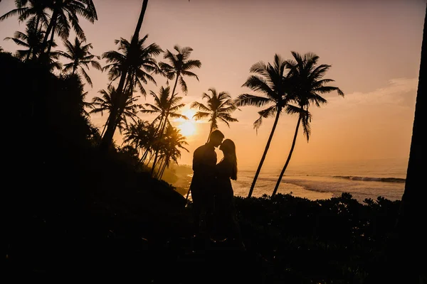 Cuplu Tânăr Fericit Îmbrățișându Vacanță Sri Lanka — Fotografie, imagine de stoc