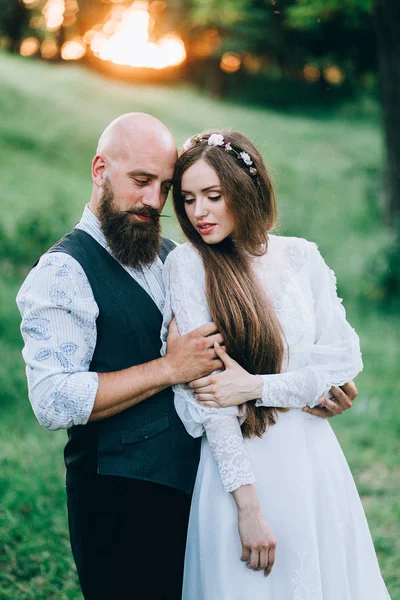 Hermosa Pareja Abrazándose Jardín —  Fotos de Stock