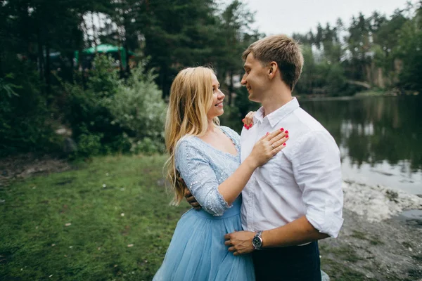 Beautiful Young Couple Summer Park Embracing — Stock Photo, Image