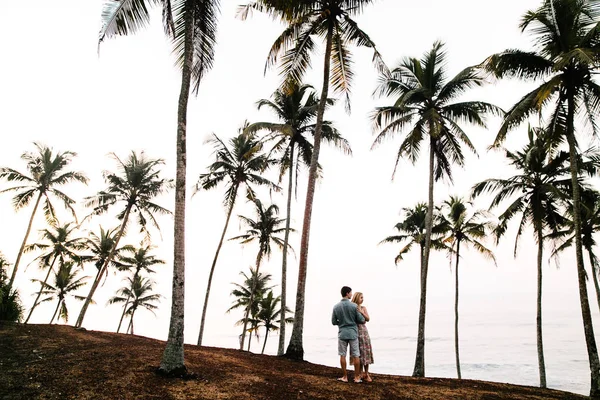 Cuplu Tânăr Fericit Îmbrățișându Vacanță Sri Lanka — Fotografie, imagine de stoc