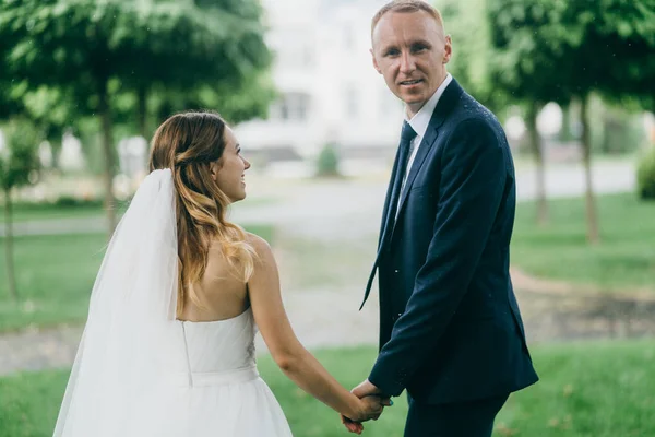 Hermosa Pareja Recién Casados Caminando Parque —  Fotos de Stock