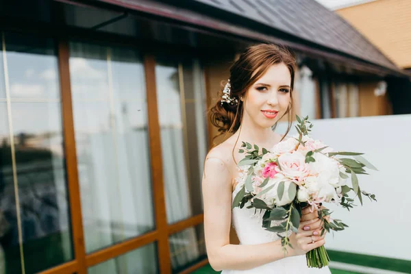 Junge Schöne Braut Mit Blumen — Stockfoto